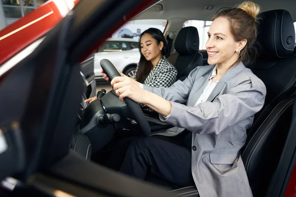 Beautiful Smiling Lady Sitting Car Drivers Seat — Stock Photo, Image