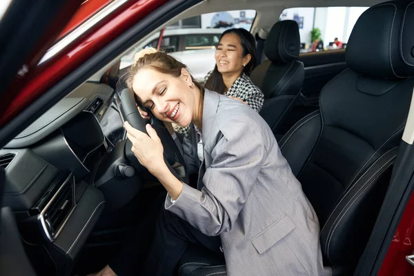 Dos Damas Sonrientes Sentadas Frente Asientos Conductor Automóvil — Foto de Stock