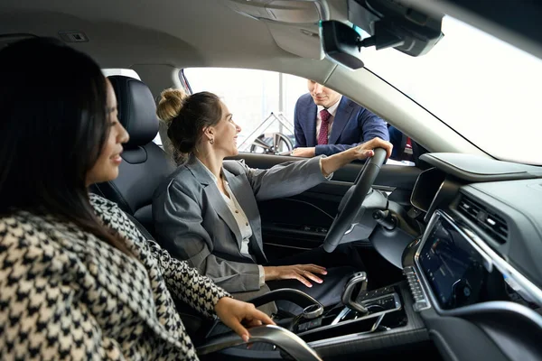 Two Joyful Women Sitting Automobile Talking Manager Standing — Stock Photo, Image