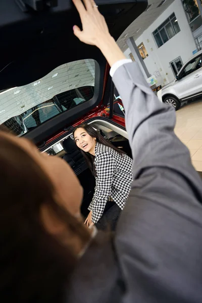 Smiling Interested Businesswoman Houndstooth Jacket Sitting Car Trunk Looks — Stock Photo, Image