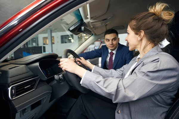 Man Suit Passenger Seat Looking Woman Jacket Holding Steering Wheel — Stock Photo, Image