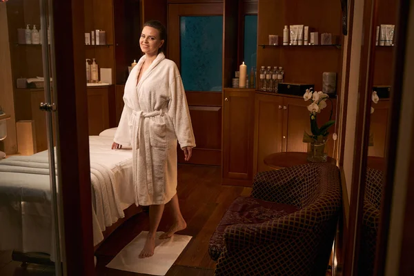 Retrato Completo Senhora Madura Feliz Roupão Banho Mesa Massagem — Fotografia de Stock