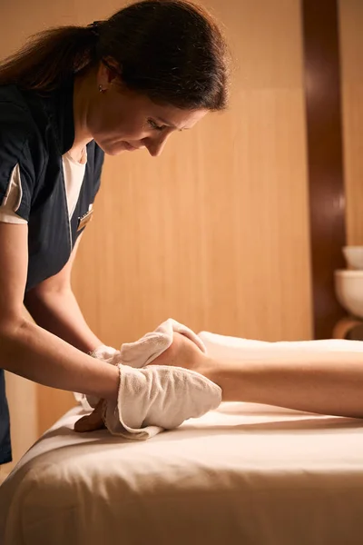 Olgun Masözün Kadın Müşterinin Ayağını Temiz Havluyla Silerkenki Yan Görüntüsü — Stok fotoğraf
