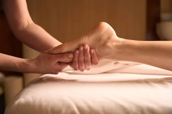Ritagliato Foto Massaggiatrice Massaggio Femminile Cliente Arto Inferiore Con Entrambe — Foto Stock