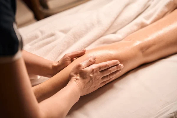Ritagliato Foto Esperto Massaggiatrice Massaggio Client Polpaccio Muscoli Con Entrambe — Foto Stock