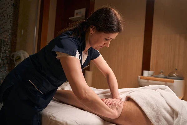 Ritagliato Foto Qualificato Caucasico Massaggiatrice Massaggio Cliente Coscia Con Entrambe — Foto Stock