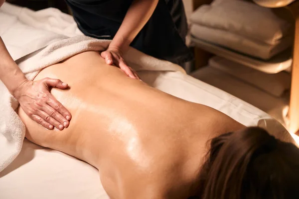 Ausgeschnittenes Foto Einer Qualifizierten Massagetherapeutin Die Den Unteren Rücken Einer — Stockfoto