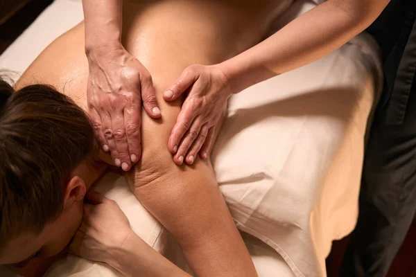 Foto Recortada Praticante Spa Massageando Ombro Cliente Feminino Com Ambas — Fotografia de Stock