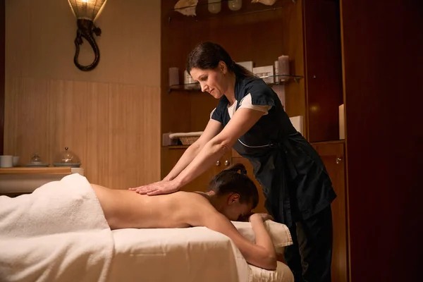 Calm Focused Wellness Center Massothetapist Massaging Thoracic Spine Adult Female — Stock Photo, Image