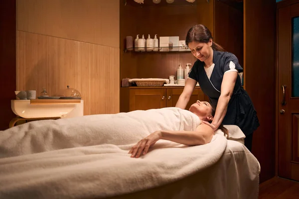 Gericht Fysiotherapeut Drukken Schouders Van Glimlachende Spa Client Tijdens Massage — Stockfoto