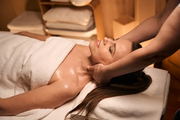 Massoterapista Mani Massaggiante Schiena Gioiosa Donna Adulta Testa Durante Sessione — Foto Stock