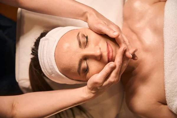 Massaggiatrice Mani Tirando Calma Spa Cliente Mento Con Dita Interbloccate — Foto Stock