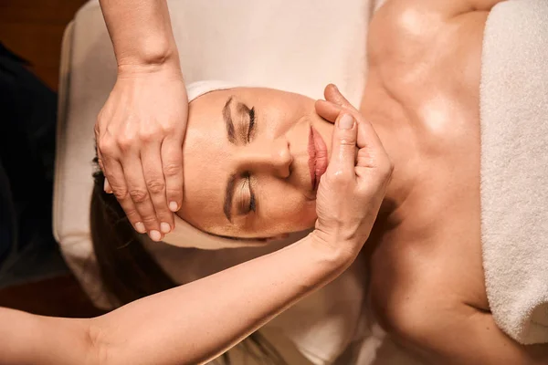 Massoterapista Mani Rilassante Femminile Client Muscoli Facciali Durante Sessione Massaggio — Foto Stock