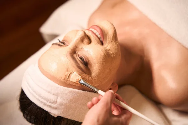 Primer Plano Mano Dermatólogo Aplicación Máscara Arcilla Cara Cliente Spa —  Fotos de Stock