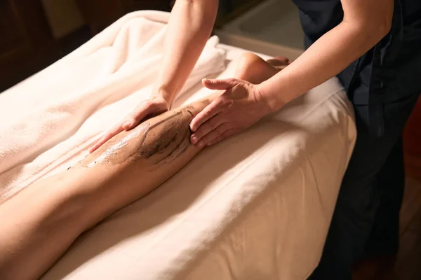 Foto Ritagliata Massaggiatrice Massaggio Vitello Donna Adulta Con Pasta Alghe — Foto Stock