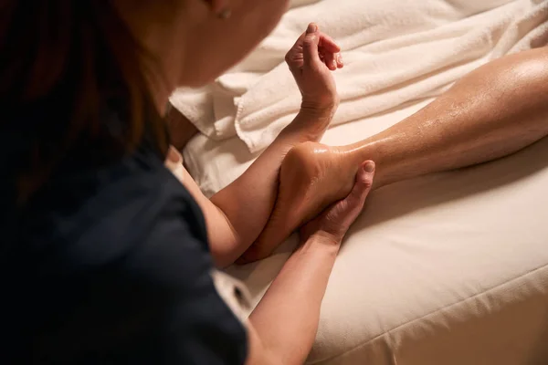 Ritagliato Foto Massaggiatrice Massaggio Piede Adulto Maschio Client Utilizzando Avambraccio — Foto Stock