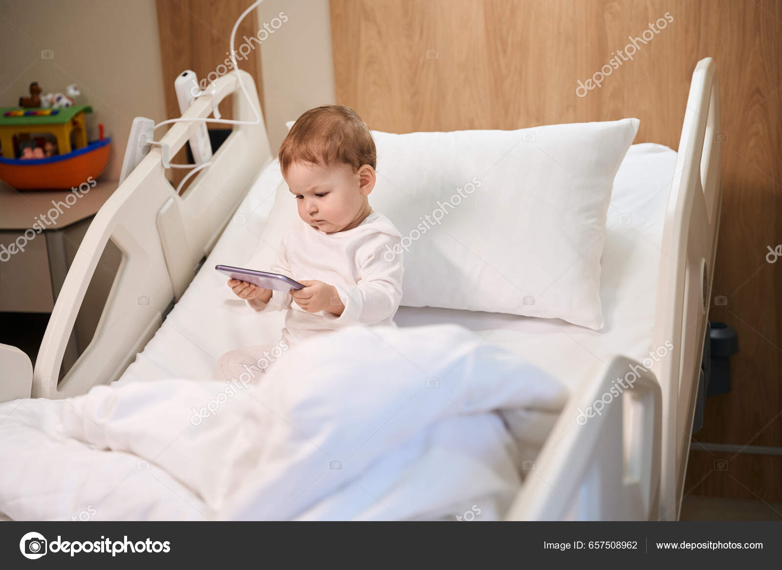 Άρρωστο Παιδί Κινητό Τηλέφωνο Στα Χέρια Κάθεται Μόνο Στο Κρεβάτι —  Φωτογραφία Αρχείου © svitlanahulko85.gmail.com #657508962