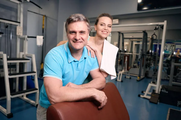 Tevreden Volwassen Man Zijn Vrolijke Vrouwelijke Workout Partner Poseren Voor — Stockfoto