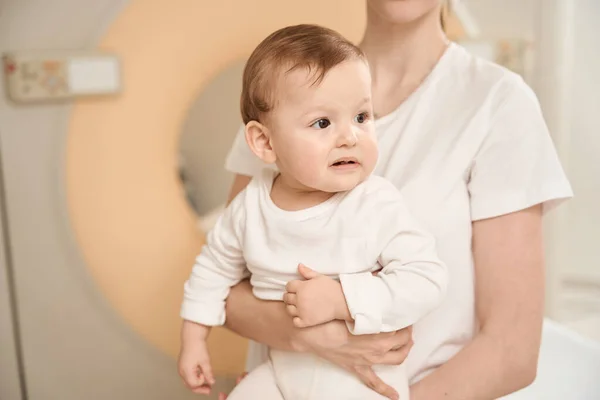 Foto Recortada Una Mujer Sosteniendo Bebé Asustado Brazos Antes Tomografía —  Fotos de Stock