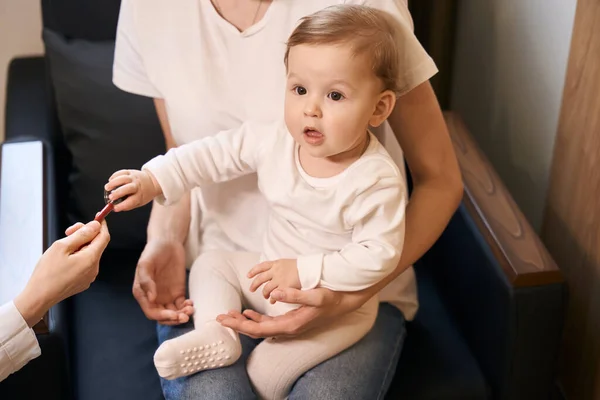 Klein Kind Zittend Vrouwelijke Ouder Schoot Aanraken Stethoscoop Arts Hand — Stockfoto