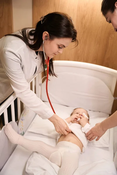 Ernstige Pediatrische Arts Die Luistert Naar Kleine Kinderhartslag Met Stethoscoop — Stockfoto