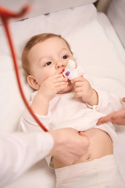 Kalm Zuigeling Zetten Speelgoed Mond Tijdens Cardiale Auscultatie Uitgevoerd Door — Stockfoto