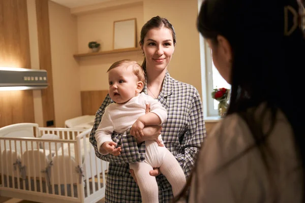 Begeleidende Arts Bezoekt Vrouwelijke Ouder Haar Kleine Baby Ziekenhuis Afdeling — Stockfoto