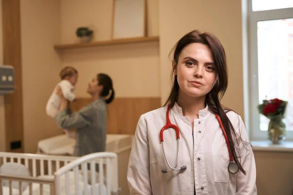 Spokojny Młody Neonatolog Odwiedzający Kobietę Jej Noworodka Oddziale Szpitalnym — Zdjęcie stockowe