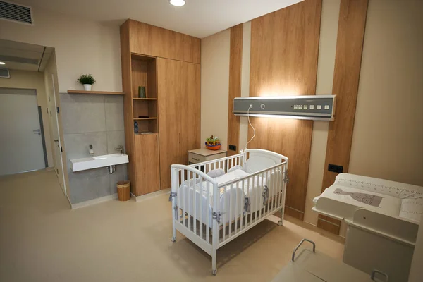 Leeres Pädiatrisches Patientenzimmer Mit Gut Beleuchtetem Babybett Und Wickeltisch Gegen — Stockfoto