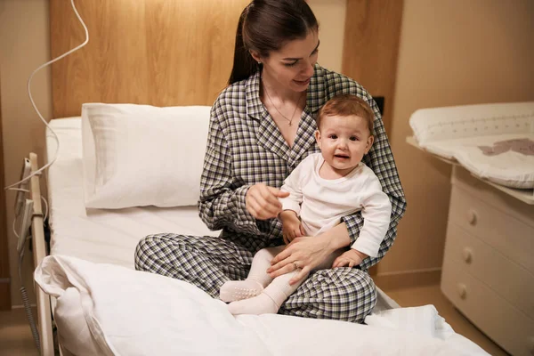 Jonge Vrouw Pyjama Zitten Met Ziek Baby Bed Ziekenhuis Afdeling — Stockfoto