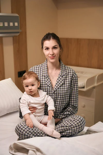 Glimlachende Vrouw Pyjama Zitten Met Zieke Baby Bed Afdeling — Stockfoto