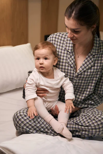Cuidar Una Madre Pijama Sentada Con Bebé Enfermo Cama Sala —  Fotos de Stock