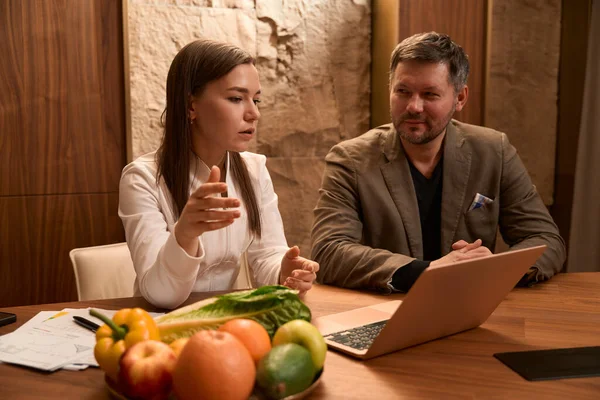 Female Nutritionist Sitting Table Communicates Adult Man Looking Computer — Stock Photo, Image