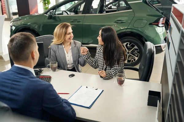 Car Dealership Manager Making Car Purchase Happy Lgbt Couple Sparkling — Stock Photo, Image