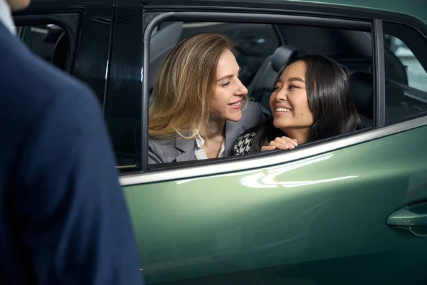 Happy Lgbt Couple Car Review Buying Car Dealership Consultant — Stock Photo, Image