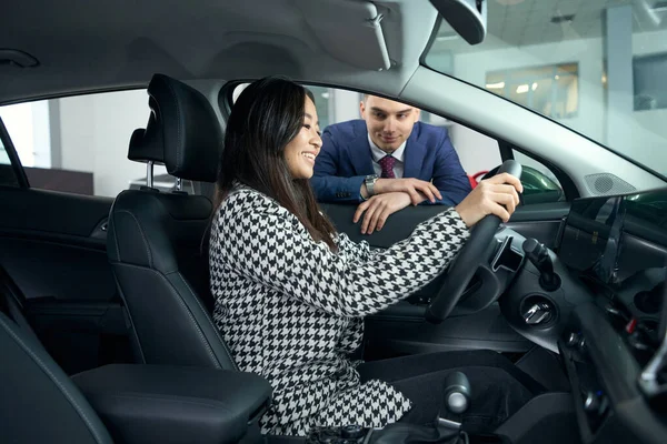 Asian Female Customer Happy Inspect Complete Set Car Buying Car — Stock Photo, Image