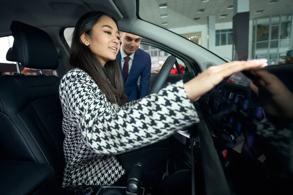 Asian Shopper Inspects Interior Car Buying Next Male Consultant — Stock Photo, Image