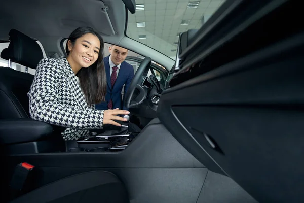 Young Asian Woman Inspects Interior Car Buying Next Male Consultant — Stock Photo, Image