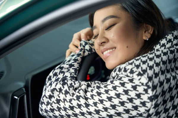 Satisfeito Mulher Asiática Senta Volante Salão Carro Novo Uma Mulher — Fotografia de Stock
