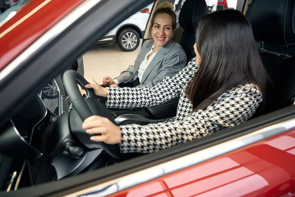 Две Счастливые Успешные Женщины Костюмах Сидящие Внутри Красного Автомобиля — стоковое фото