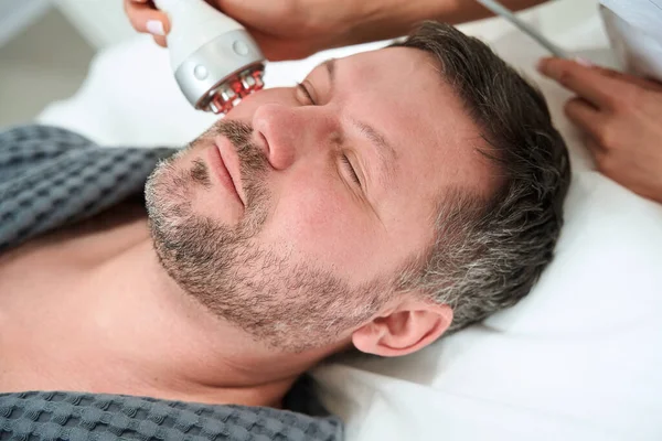 Masculino Com Unshaven Desfrutar Procedimento Levantamento Pele Facial Esteticista Usa — Fotografia de Stock