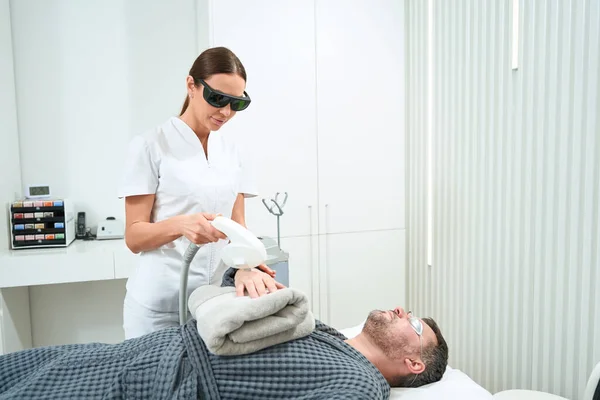 Cosmetologist Executa Procedimento Photorejuvenation Nas Mãos Dos Pacientes Macho Encontra — Fotografia de Stock