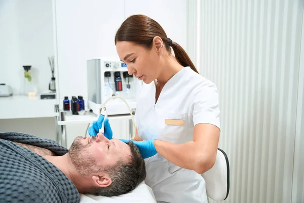 Experienced Cosmetologist Uses Non Surgical Microdermabrasion Method His Work Patient — Stock Photo, Image