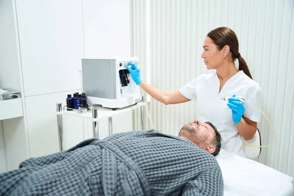 Kosmetologe Stellt Das Gerät Auf Die Verjüngende Laser Mikrodermabrasion Ein — Stockfoto