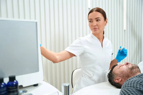 Zdravotník Upravuje Zařízení Pro Laserové Mikrodermabrazion Kosmetický Zákrok Pacient Leží — Stock fotografie