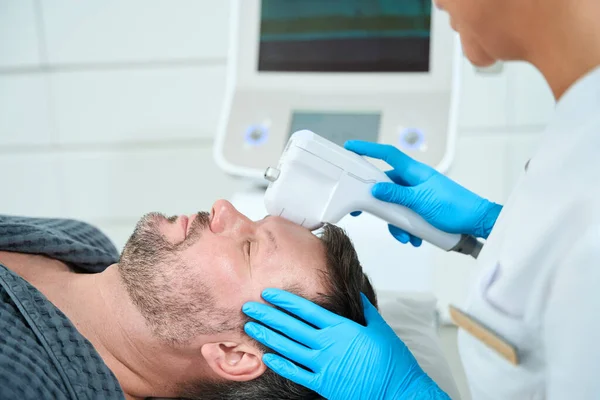 Medelålders Man Masslyftning Förfarande Arbetar Kosmetolog Med Patienterna Frontal Område — Stockfoto