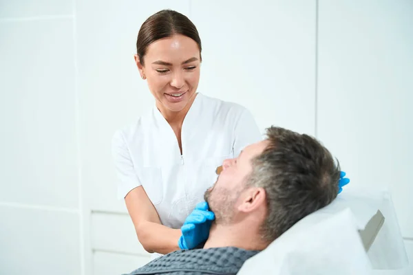 Cute Beautician Examines Face Middle Aged Patient Man Comfortably Settled — Stock Photo, Image