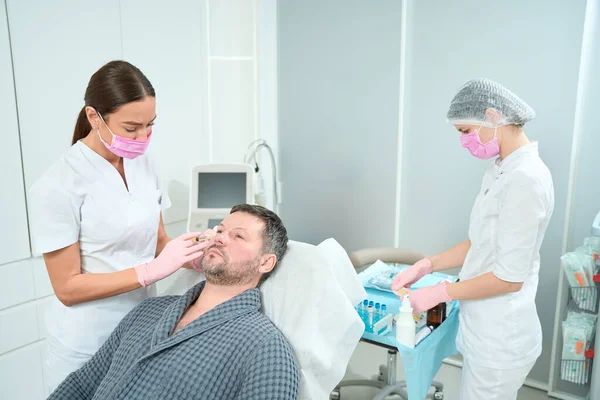 Middle Aged Patient Rejuvenating Plasma Therapy Procedure Male Receives Subcutaneous — Stock Photo, Image