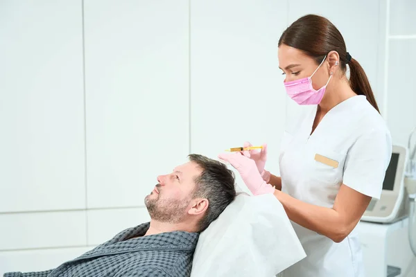 Kosmetolog Utför Plasmolifting Förfarande Hårbotten Läkare Arbetar Skyddande Mask — Stockfoto