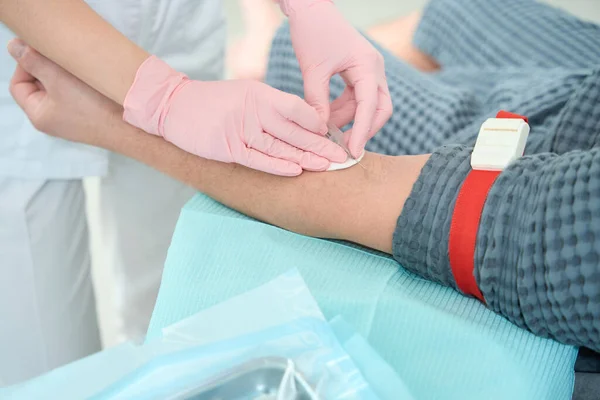 Läkare Skyddshandskar Tar Blod Från Patient För Ytterligare Föryngrande Plasmolift — Stockfoto